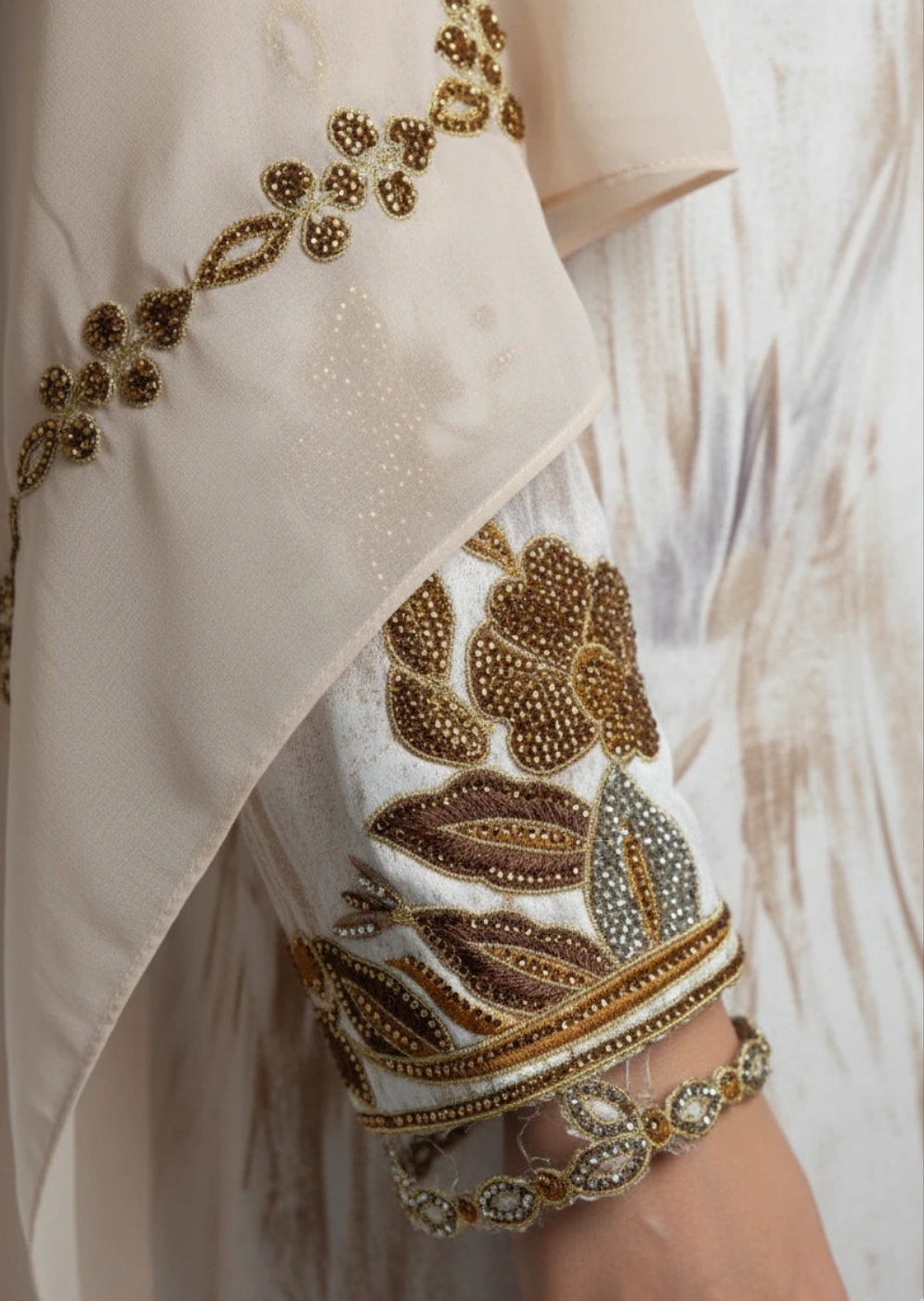 Emirati Mukhawar Kaftan – Silk Elegance with Embroidered Luxury
