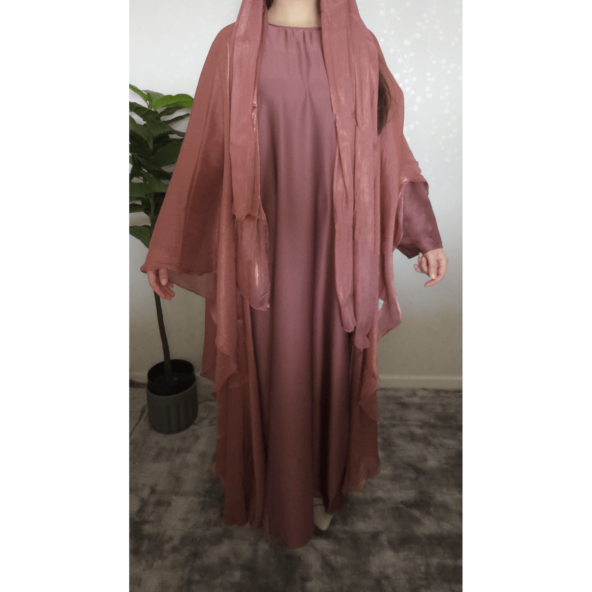 Satin abaya med modern och stilren design