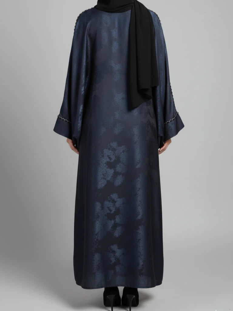 عباية فراشة سوداء فاخرة من الساتان مع تطريز على الأكمام وحجاب مطابق