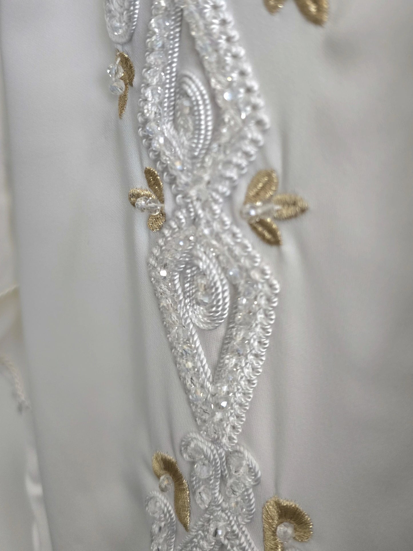 Lyxig vit brudkaftan, handgjord i Marocko med premiumtyg, broderi, pärlor och guldbälte. Finns i Sverige, Norge och Danmark.