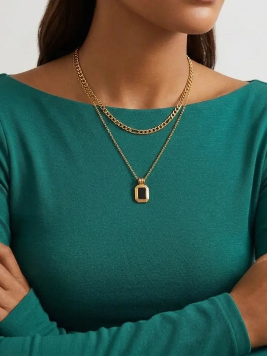 Lyxigt guldpläterat smycke i rostfritt stål med svart fyrkantigt hänge