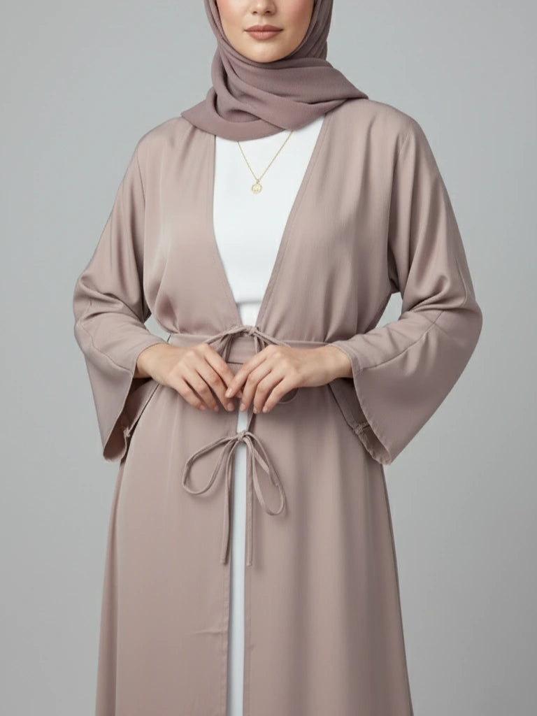 Dubai-handgjord tvådelad beige abaya i premiumkvalitet med matchande sjal och bälte – elegant modest mode för kvinnor. Abaya i Sverige