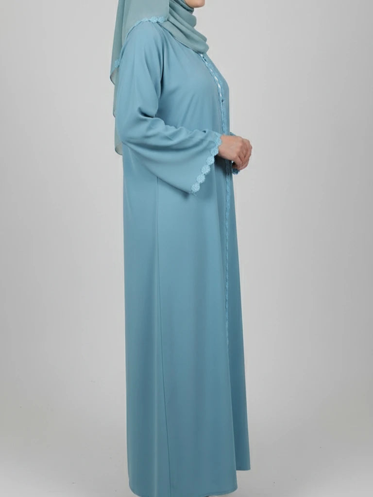 Elegant blå lång öppen abaya med blommönster och matchande sjal – perfekt Eid abaya eller abaya klänning. Upptäck vackra och snygga abayas online i Sverige, Norge, Danmark och Kanada.