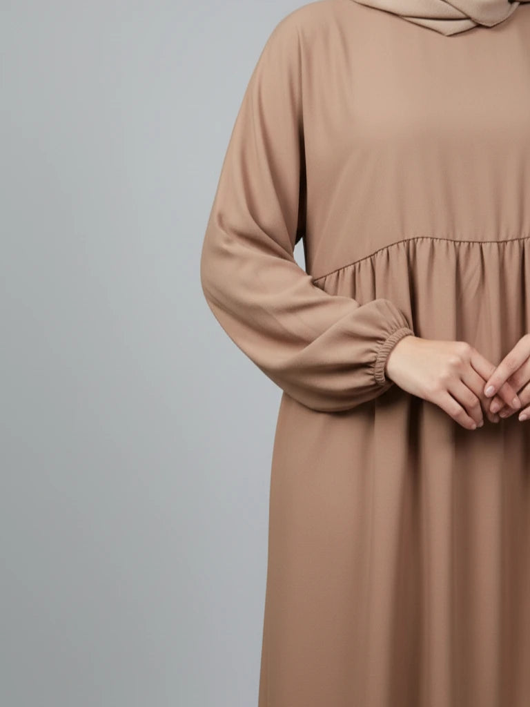Lyxig brun stängd abaya-klänning i premium Dubai-tyg med lös passform – perfekt som Eid och Ramadan abaya och en av våra snygga abayas online i Sverige, Norge och Danmark.