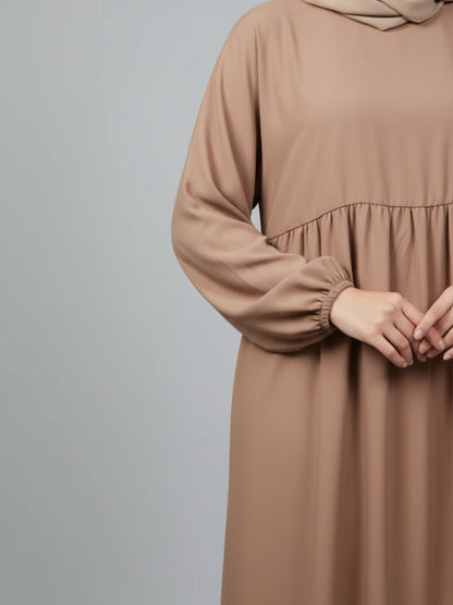 Lyxig brun stängd abaya-klänning i premium Dubai-tyg med lös passform – perfekt som Eid och Ramadan abaya och en av våra snygga abayas online i Sverige, Norge och Danmark.