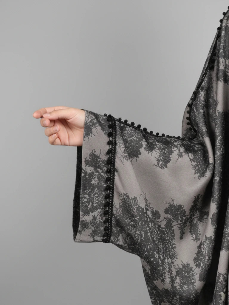 Elegant fjärilsabaya i högkvalitativ satin, handgjord i Dubai