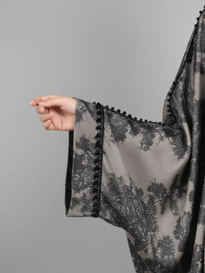 Elegant fjärilsabaya i högkvalitativ satin, handgjord i Dubai