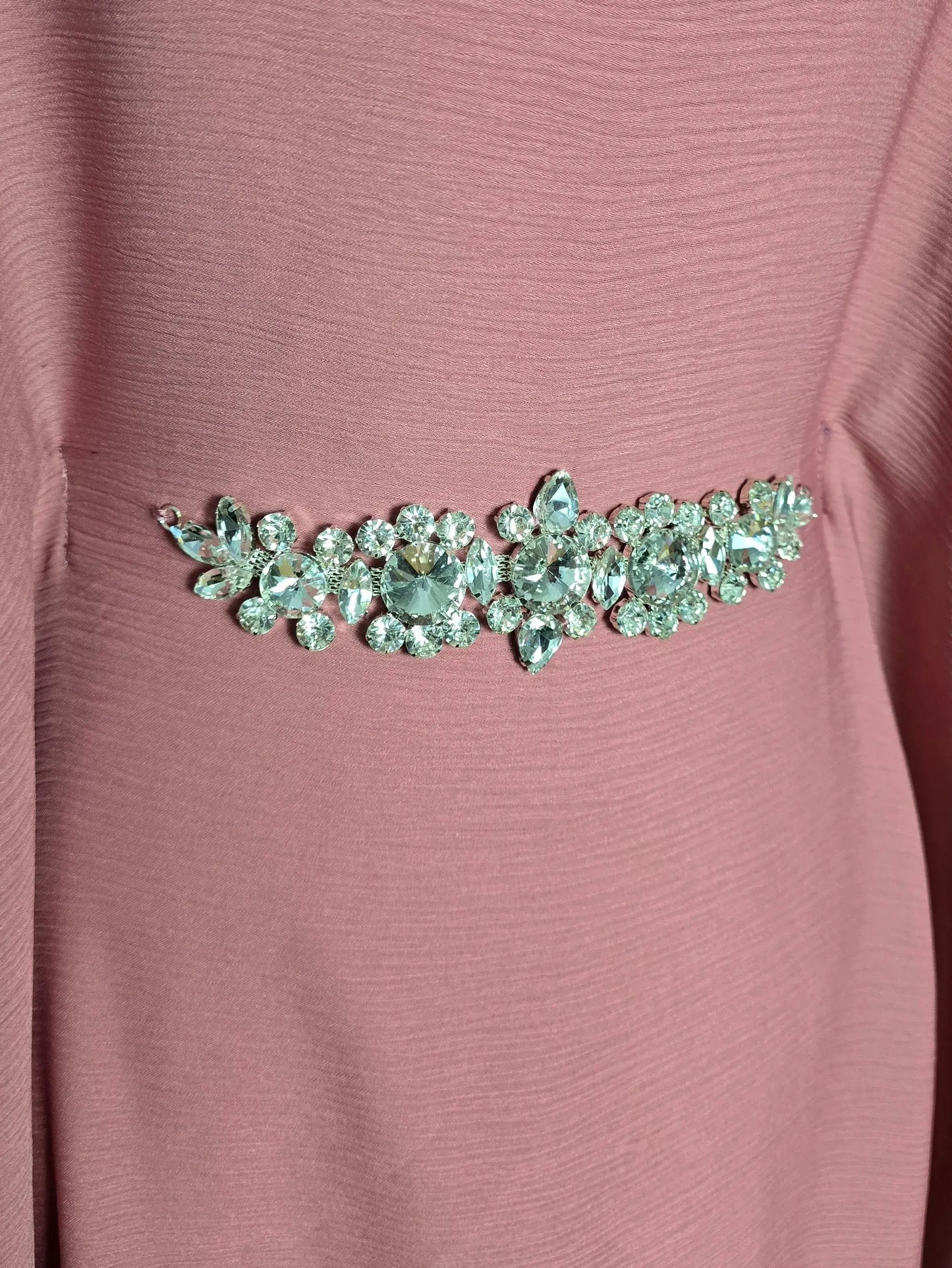 عباية فراشة فاخرة مع تطريز فاخر من الأحجار عند الخصر وحزام داخلي مخفي