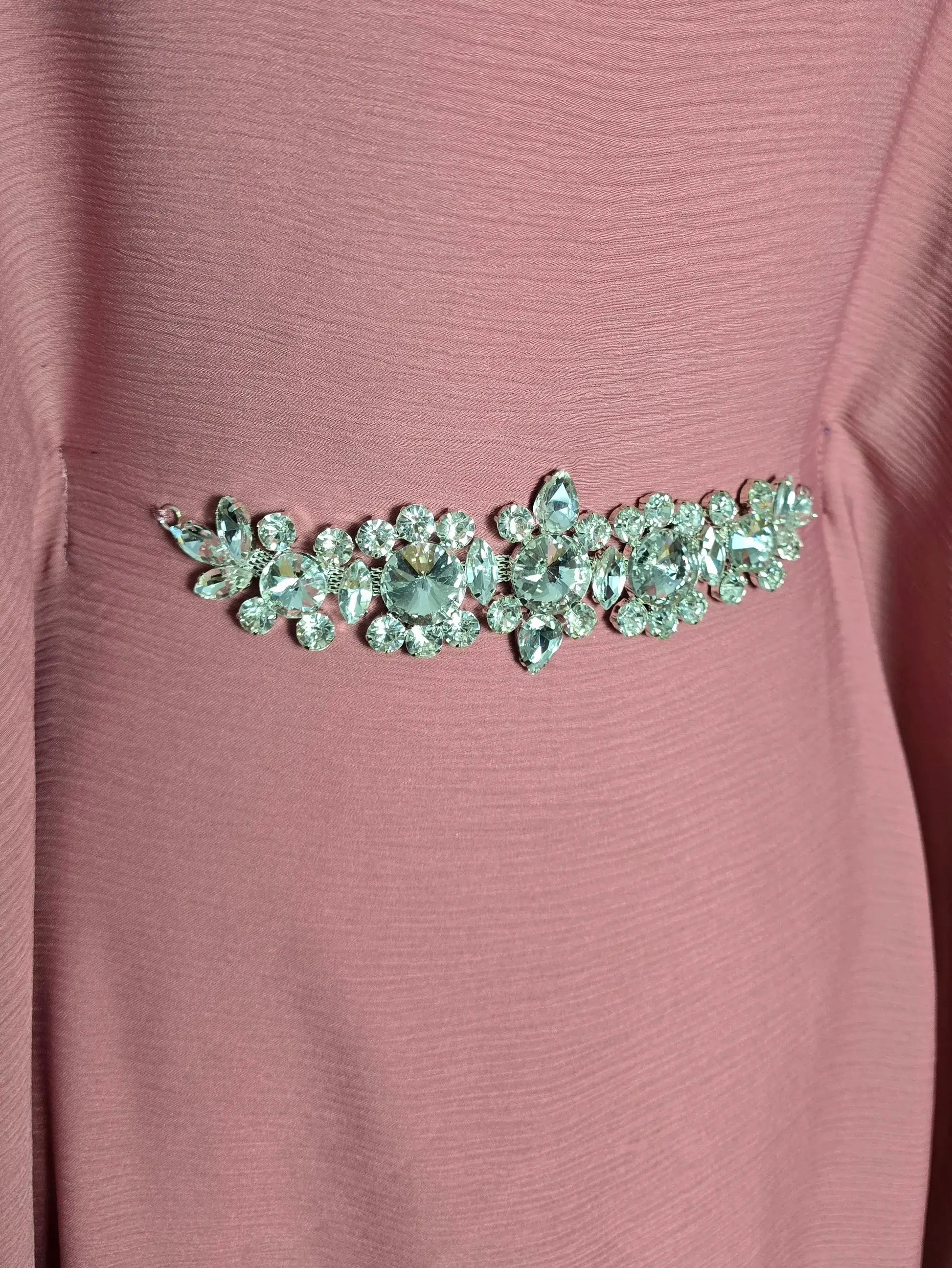 عباية فراشة فاخرة مع تطريز فاخر من الأحجار عند الخصر وحزام داخلي مخفي