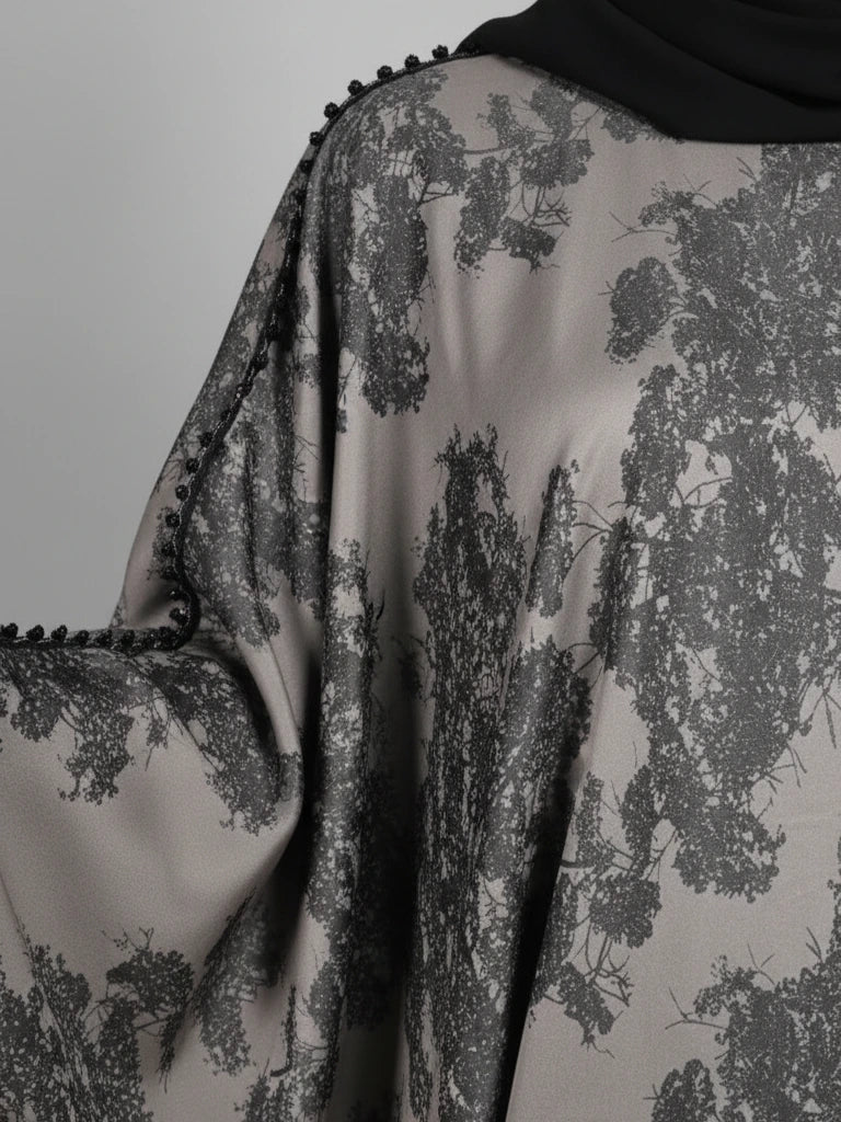 عباية فراشة فاخرة من الساتان مع تطريز على الأكمام وحجاب مطابق