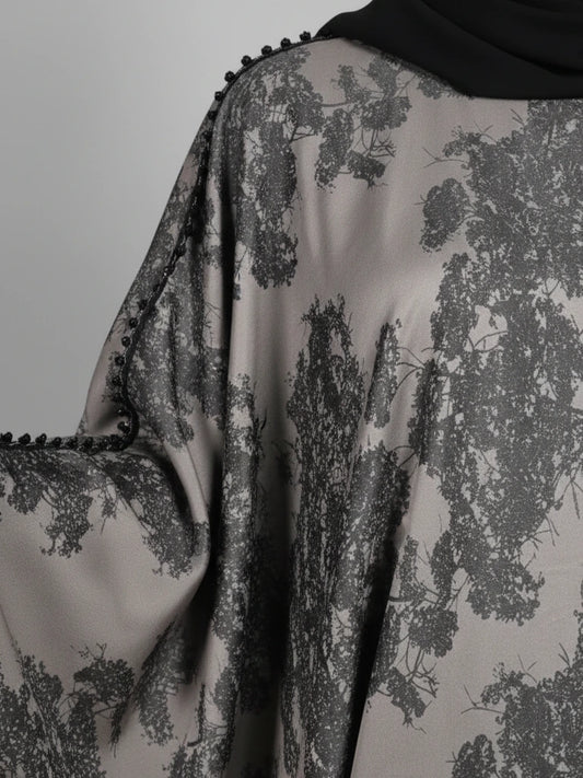 عباية فراشة فاخرة من الساتان مع تطريز على الأكمام وحجاب مطابق