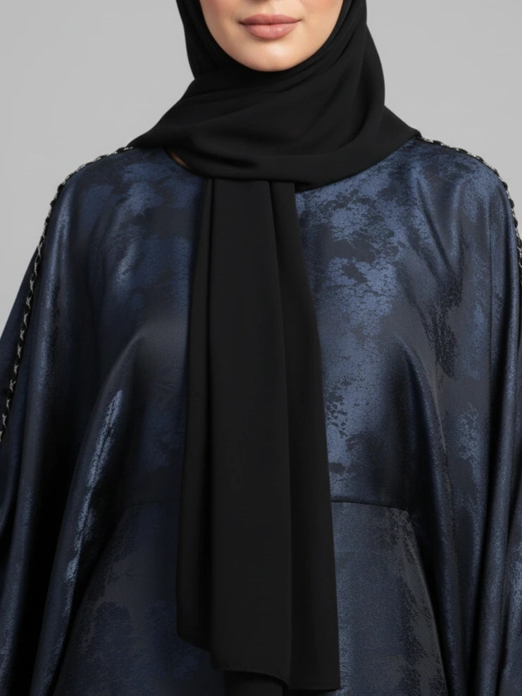 Elegant svart farasha-abaya i satin med broderade ärmar och matchande hijab