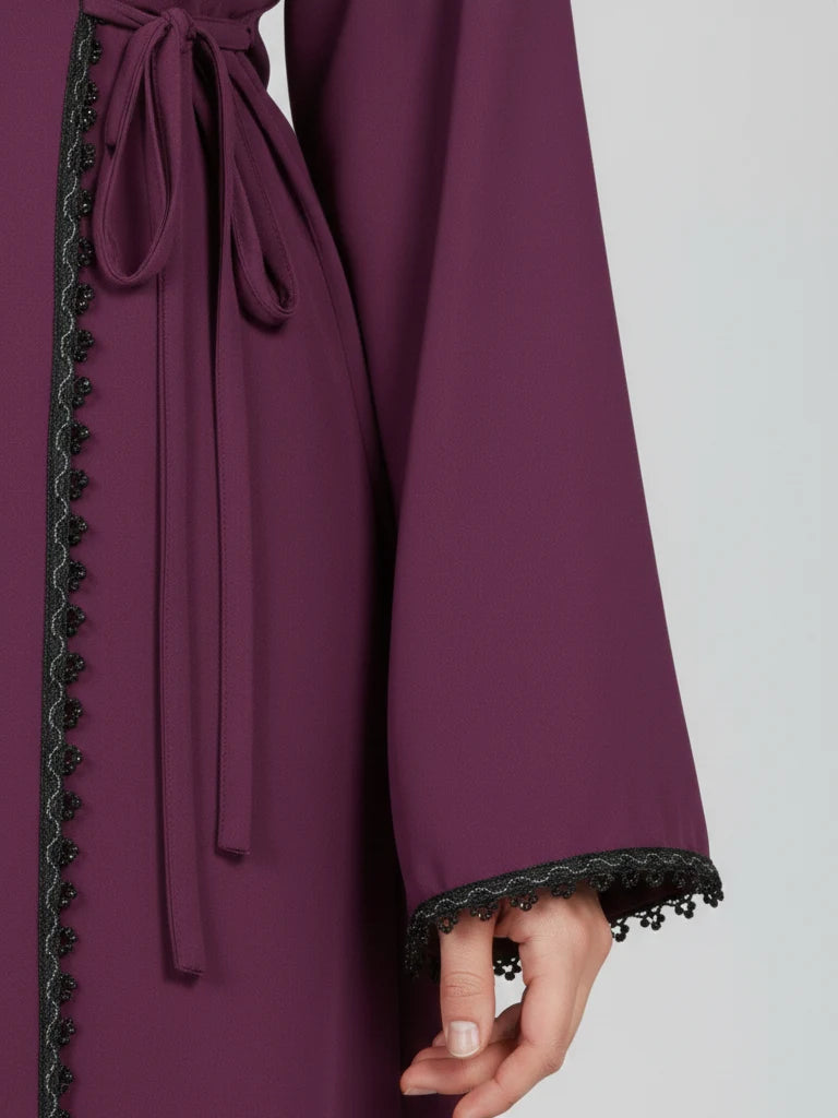 Lyxig lång öppen abaya med kavajliknande krage, elegant stenbroderi, sidoband och matchande hijab, handgjord i Dubai