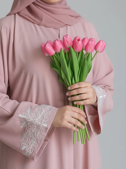 Bild på en lyxig rosa öppen abaya med matchande sjal.
