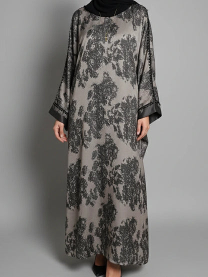 Lyxig farasha-abaya i satin med broderade ärmar och matchande hijab