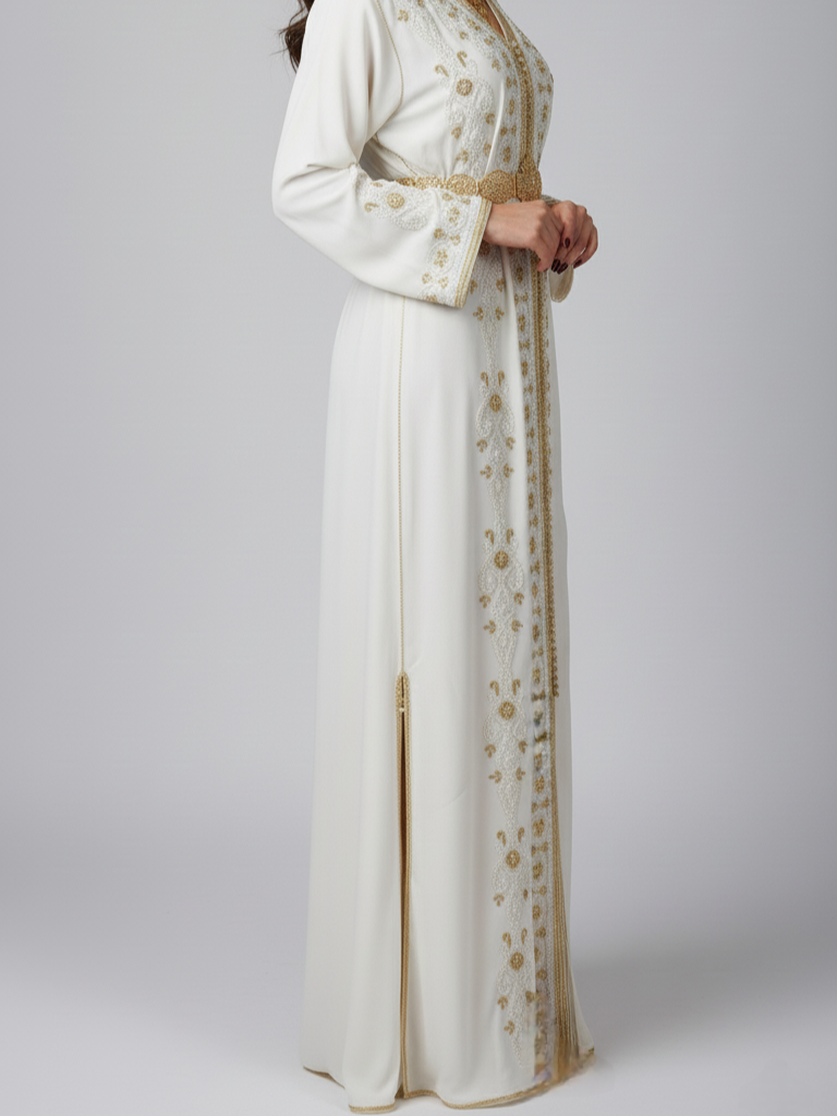 قفطان مغربي أبيض فاخر مزين بتطريز وخرز يدوي