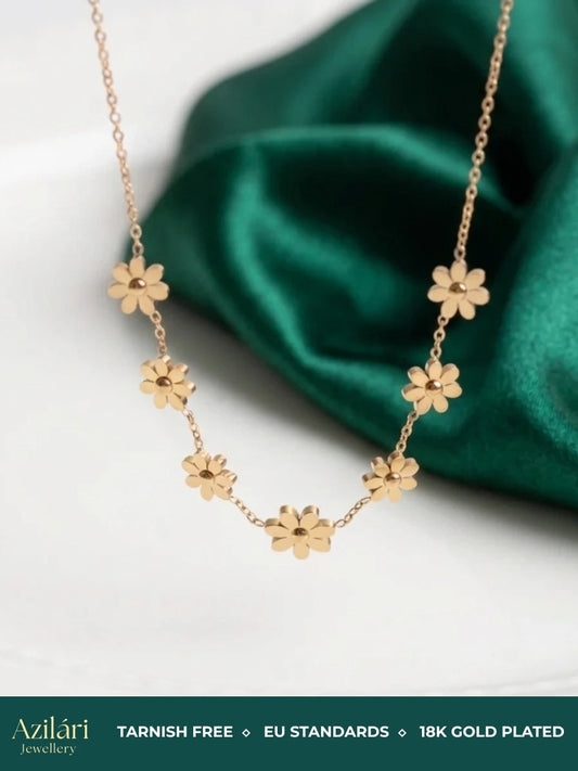 Elegant guldpläterat halsband med liten blomma – vattentåligt smycke i rostfritt stål