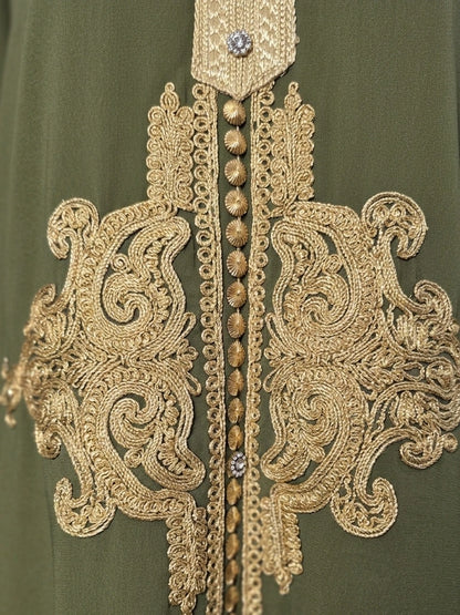 Långärmad moroccan kaftan i Crêpe med broderad bröstdetalj och traditionella knappar, tillverkad i Marocko.
