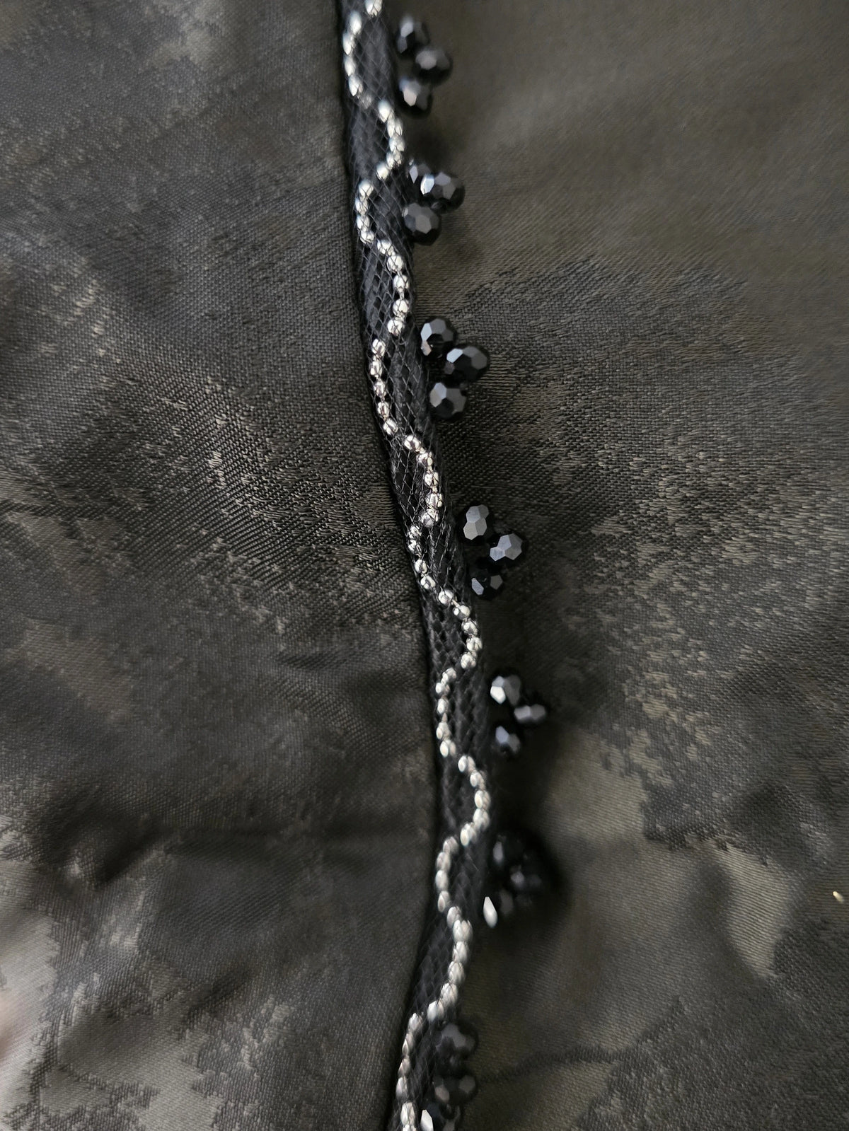 Butterfly abaya med detaljerat broderi och lyxigt Jacquard Satin Blend-tyg