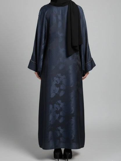 عباية فراشة سوداء فاخرة من الساتان مع تطريز على الأكمام وحجاب مطابق