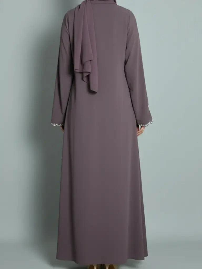 عباية فاخرة مكونة من قطعتين مع تطريز وحجاب مطابق، مصنوعة يدوياً في دبي