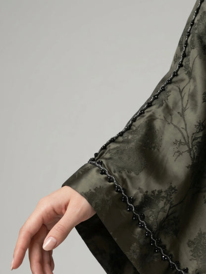 Butterfly abaya i Sverige med elegant broderi och mjukt Jacquard Satin Blend-tyg