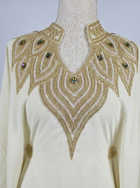 Elegant vit kaftan klänning i crepe med broderade ärmar och justerbart bälte
