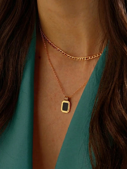 Dubbelkedjad halskedja i PVD 18K guld med svart fyrkantigt hänge