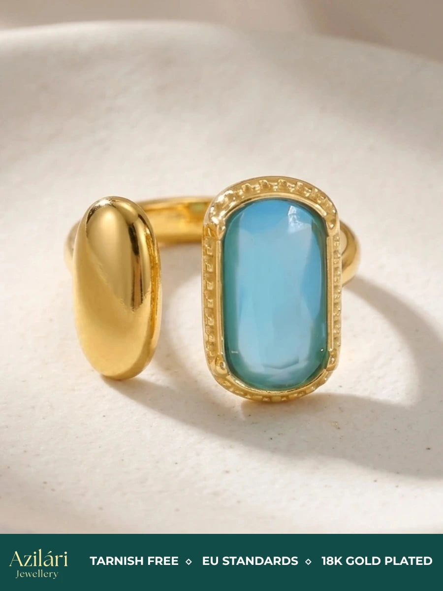 Elegant guldpläterat smycke med blå zirkoniasten, hållbar och tidlös design