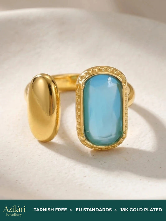 Elegant guldpläterat smycke med blå zirkoniasten, hållbar och tidlös design