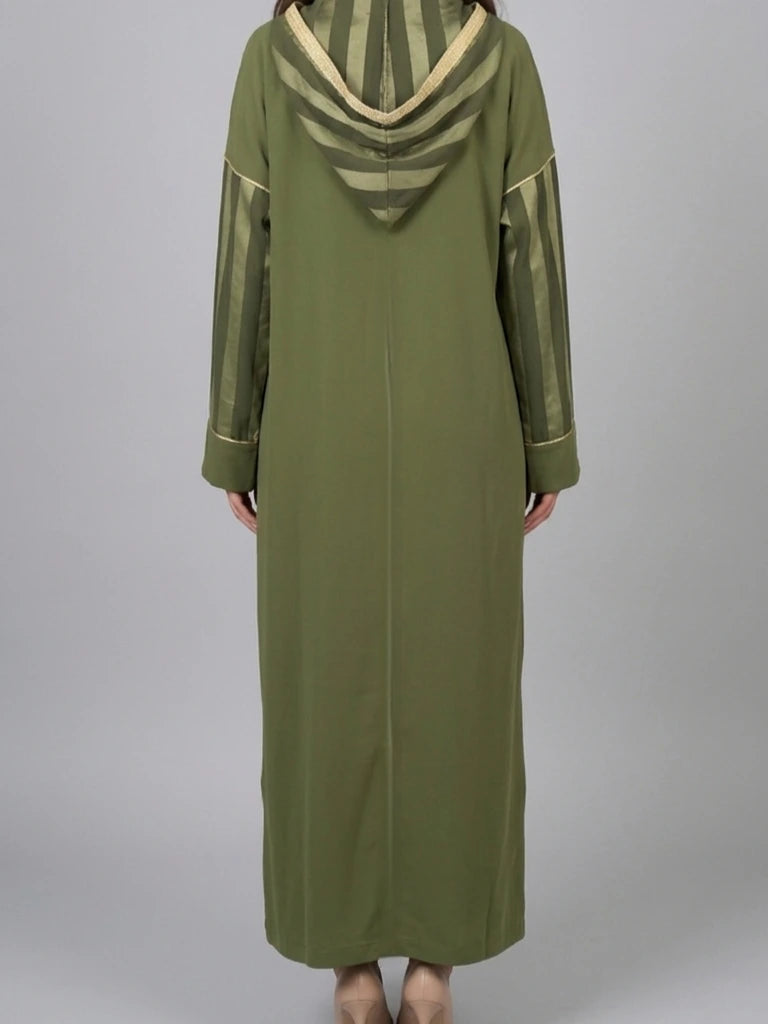 Elegant jelabeya/kaftan i mjukt Crêpe-tyg med handbroderat mönster på bröstet och flödande passform.