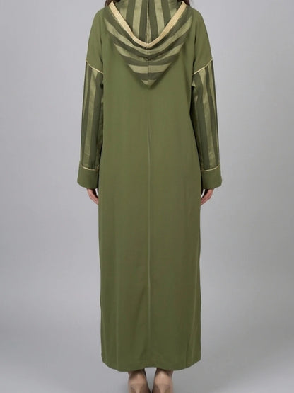Elegant jelabeya/kaftan i mjukt Crêpe-tyg med handbroderat mönster på bröstet och flödande passform.
