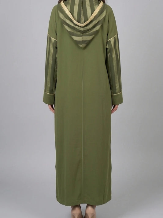 Elegant jelabeya/kaftan i mjukt Crêpe-tyg med handbroderat mönster på bröstet och flödande passform.