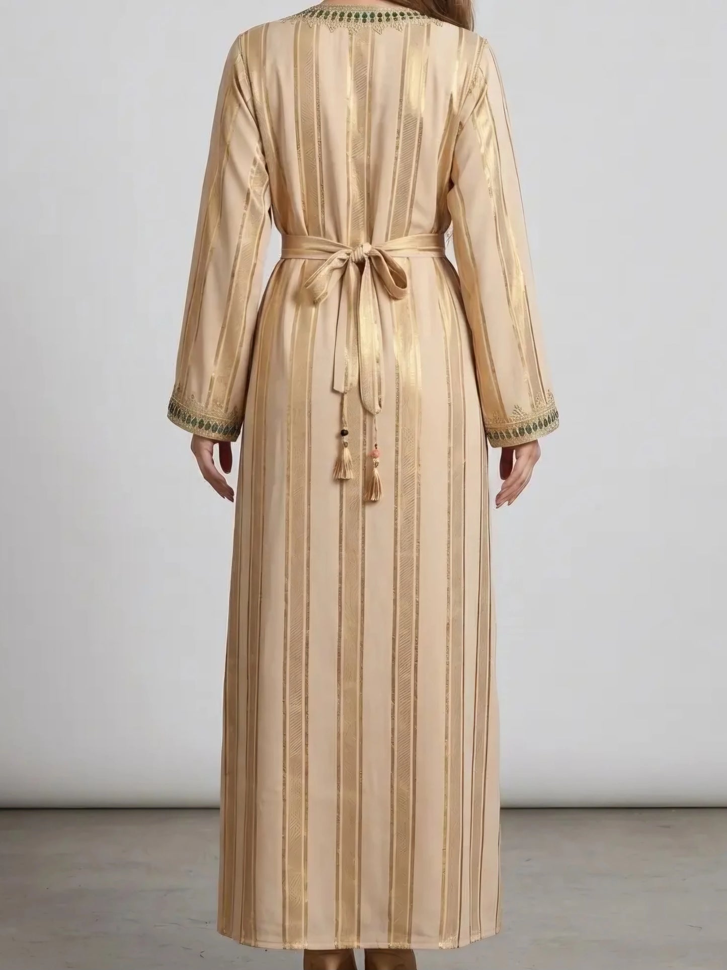 Elegant jelabeya med långa ärmar, dekorativa broderier och matchande bälte – perfekt för Eid och festliga tillfällen.
