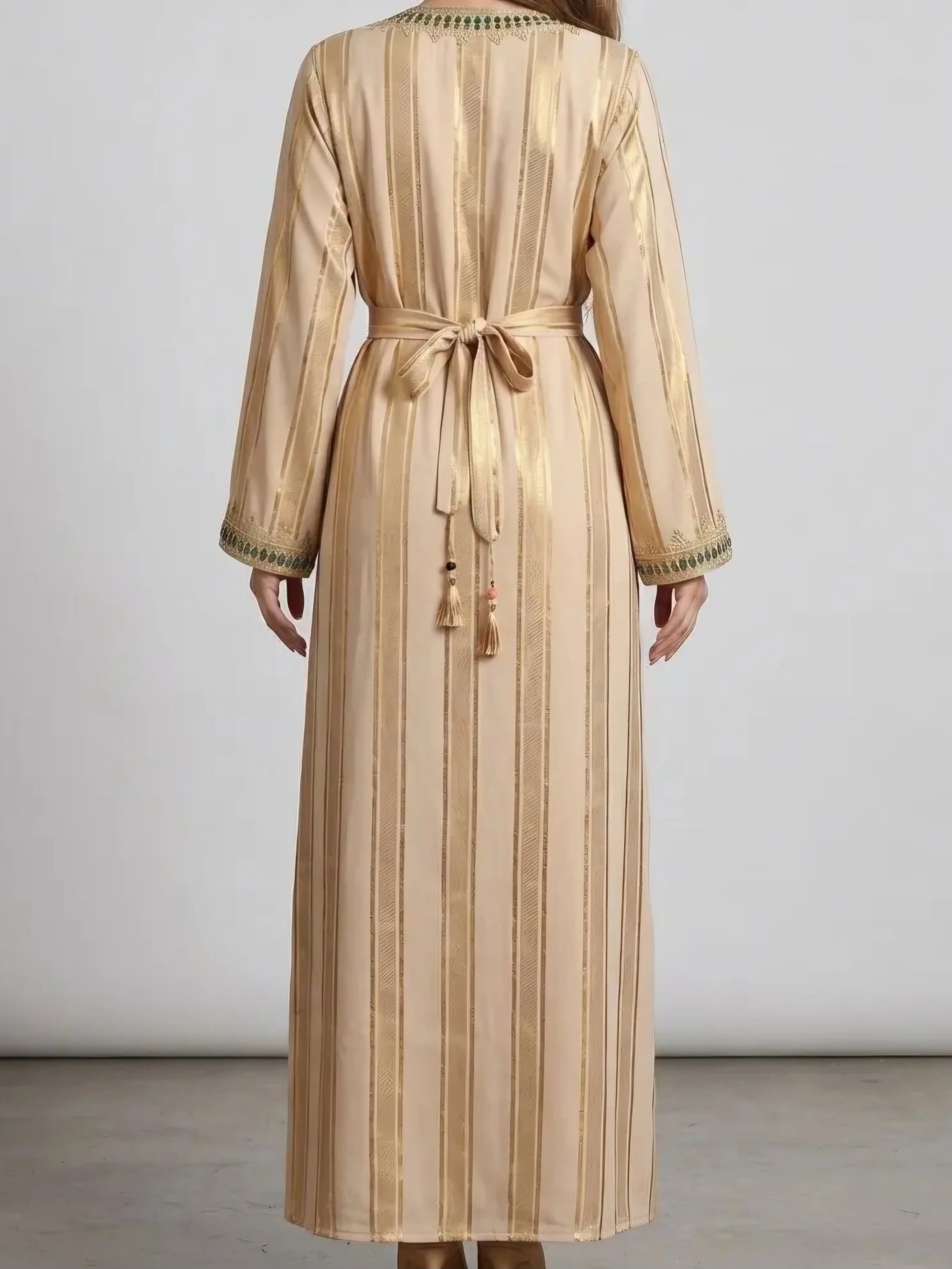 Elegant jelabeya med långa ärmar, dekorativa broderier och matchande bälte – perfekt för Eid och festliga tillfällen.