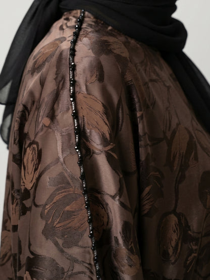 "Farasha-stil abaya online i mjuk jacquard satinblandning med broderade detaljer, matchande sjal — abaya Sverige, Dubai-inspirerad design"