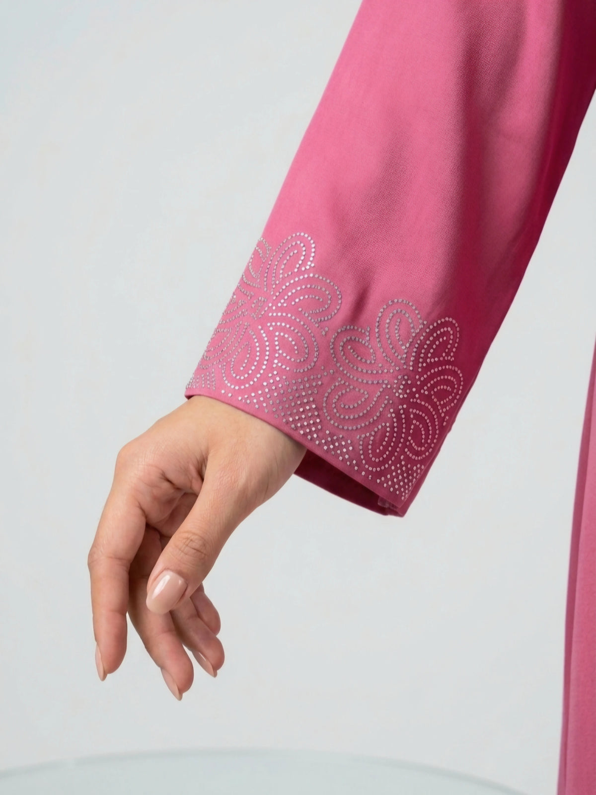 "Rosa jalabiya med silverbroderad V-ringning och kristalldetaljer – elegant satinklänning för dam"