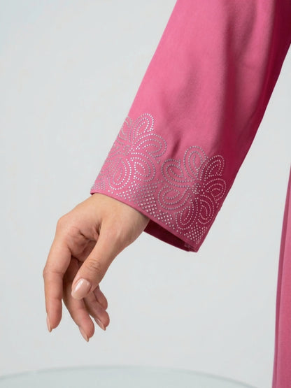 "Rosa jalabiya med silverbroderad V-ringning och kristalldetaljer – elegant satinklänning för dam"
