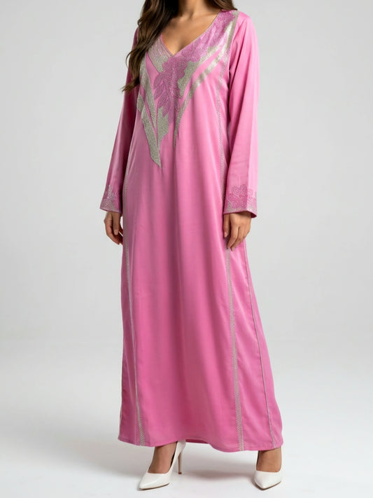 "Närbild på broderi och kristallutsmyckning i rosa abaya – lyxig design med pärlmönster