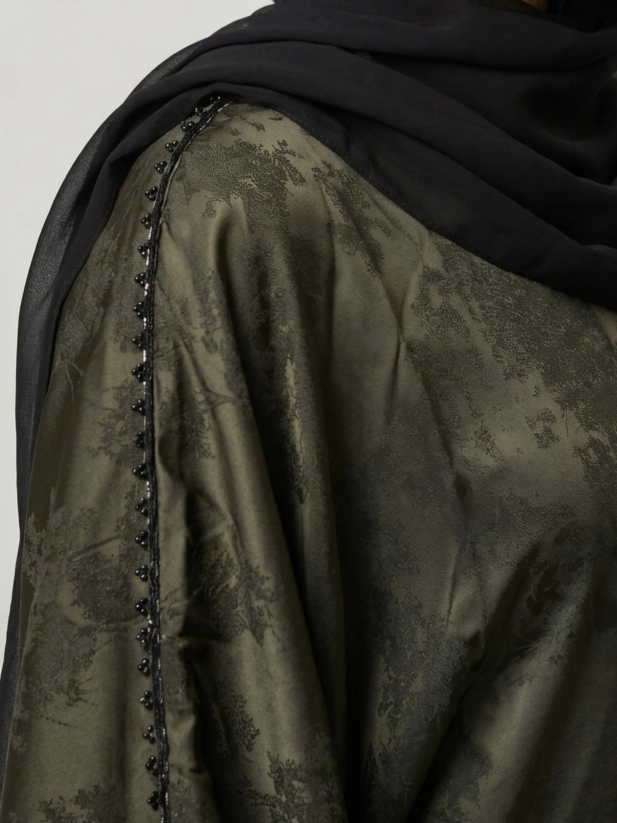 Elegant och modest butterfly-abaya med broderade detaljer och mjukt satinblandat tyg