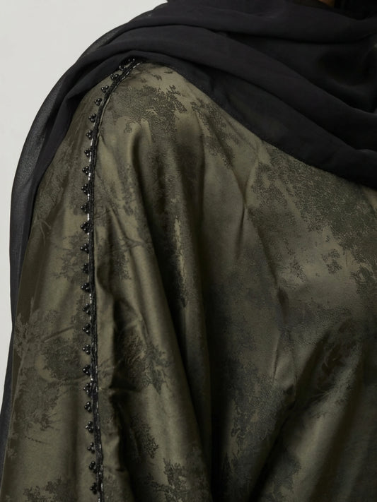 Elegant och modest butterfly-abaya med broderade detaljer och mjukt satinblandat tyg
