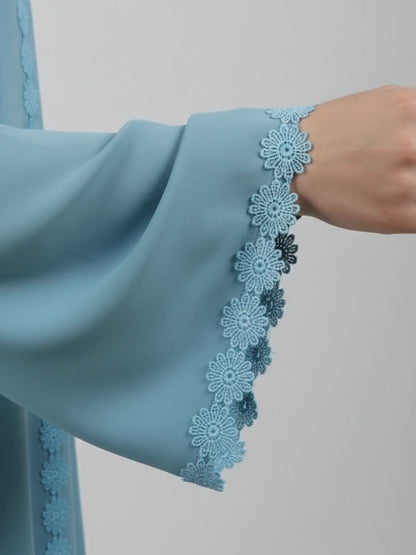  عباية دبي الفاخرة – عباية زرقاء طويلة مفتوحة بتصميم زهري وطرحة مطابقة. عباية عيد مثالية متوفرة في السويد، النرويج، الدنمارك وكندا.