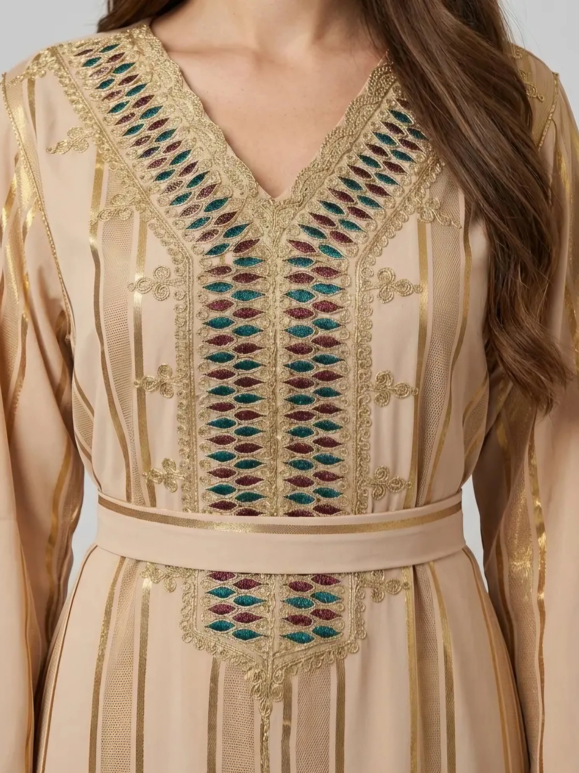 Marockansk jalabiya i premium crêpetyg med eleganta broderier på bröstet och ärmarna samt ett matchande bälte.