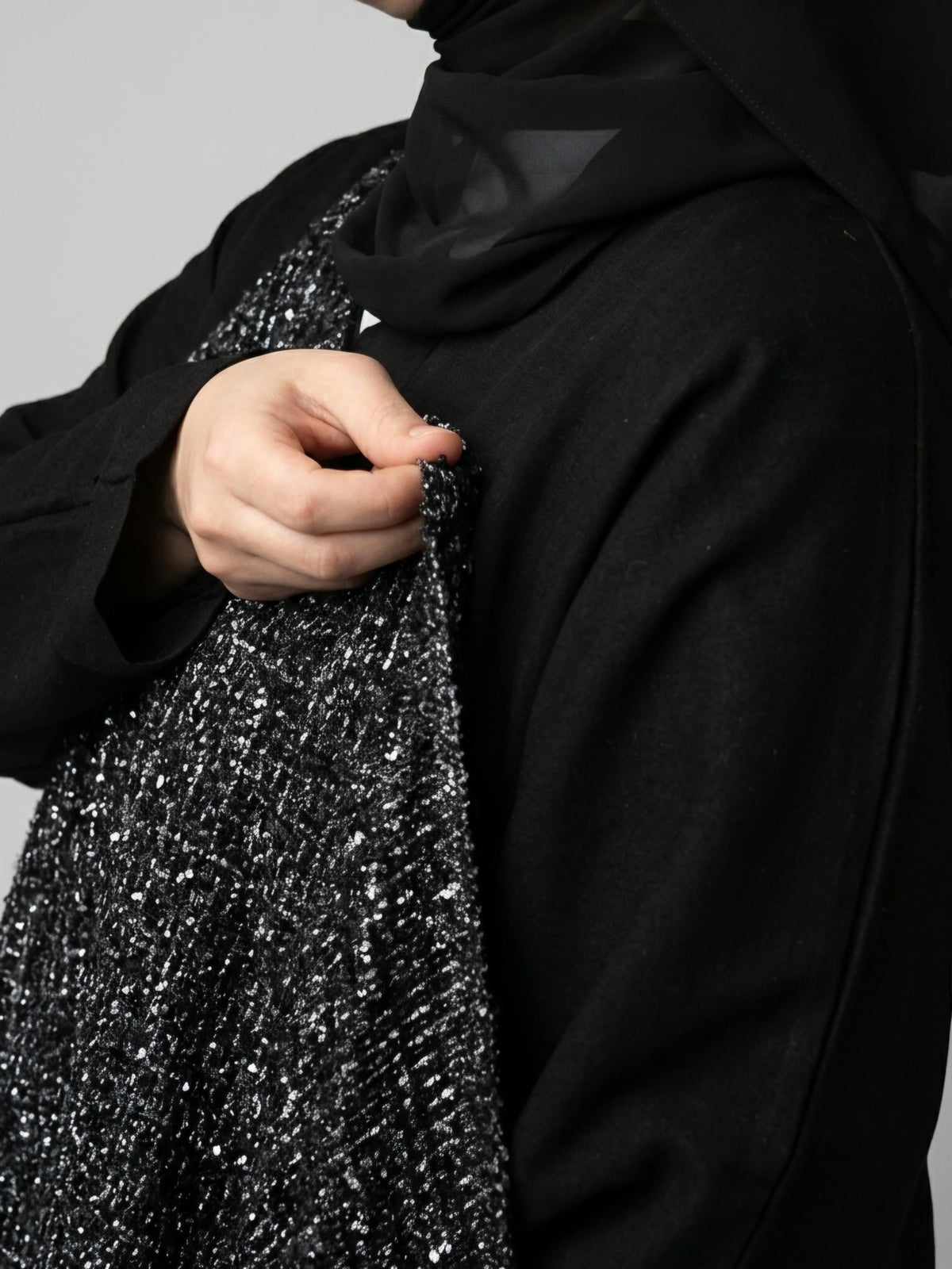 Elegant svart öppen abaya med matchande huvudduk