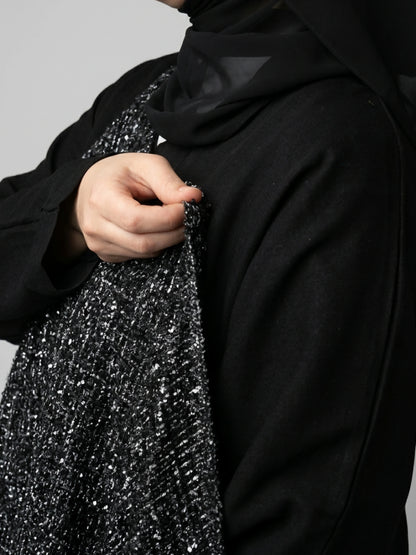 Elegant svart öppen abaya med matchande huvudduk