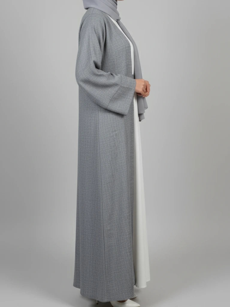 Grå tvådelad abaya med vit innerslip – Lyxig Dubai-design