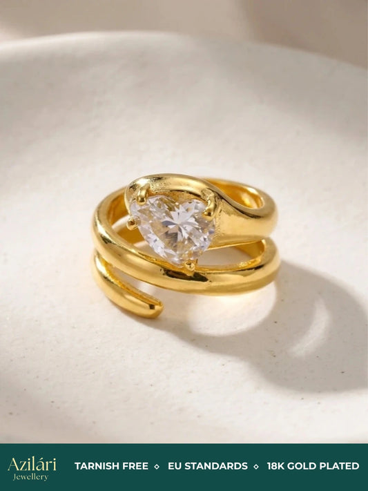 Minimalistisk ring i PVD 18K guld med zirkon för tidlös elegans