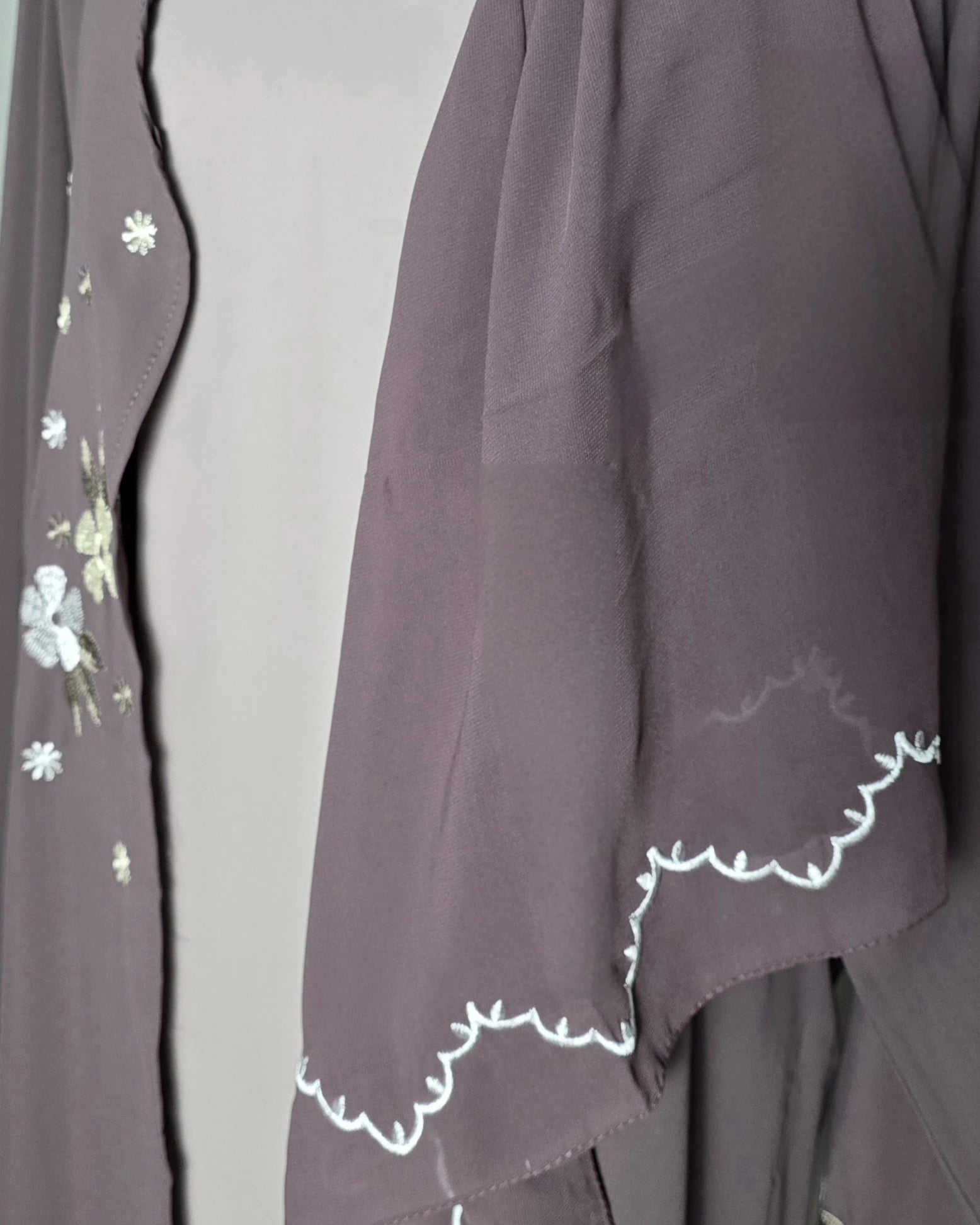 Lyxig 2-delad abaya med blomsterbrodyr och matchande hijab, handgjord i Dubai