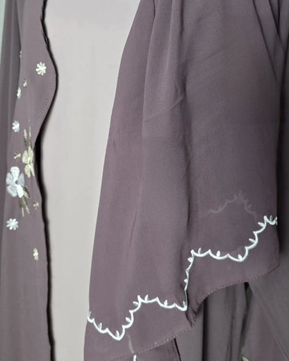 Lyxig 2-delad abaya med blomsterbrodyr och matchande hijab, handgjord i Dubai