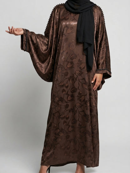 "Farasha-stil abaya i mjuk jacquard satinblandning med broderade detaljer, kombinerad med matchande sjal, Dubai-inspirerad design"